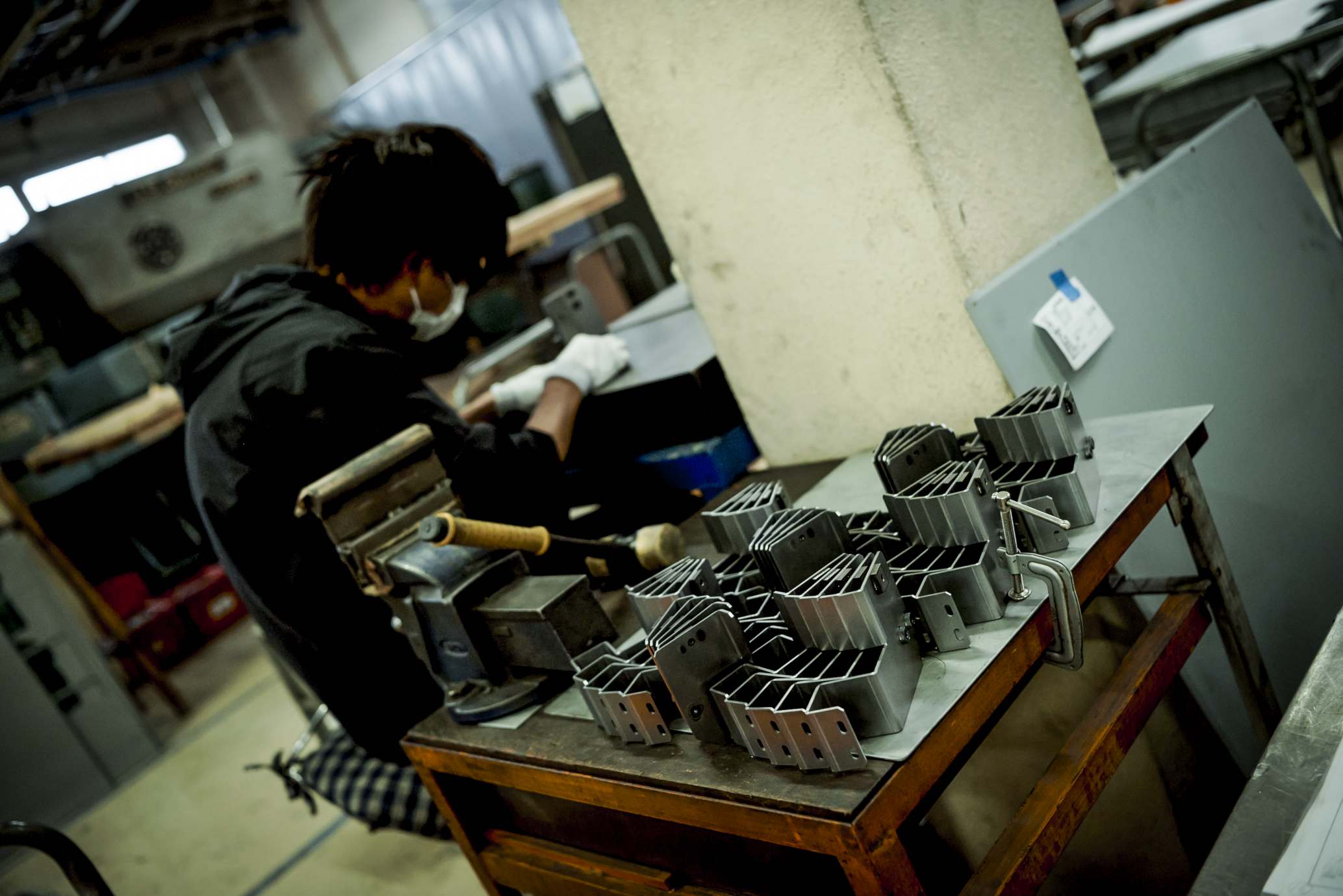 精密プレス加工の作業中