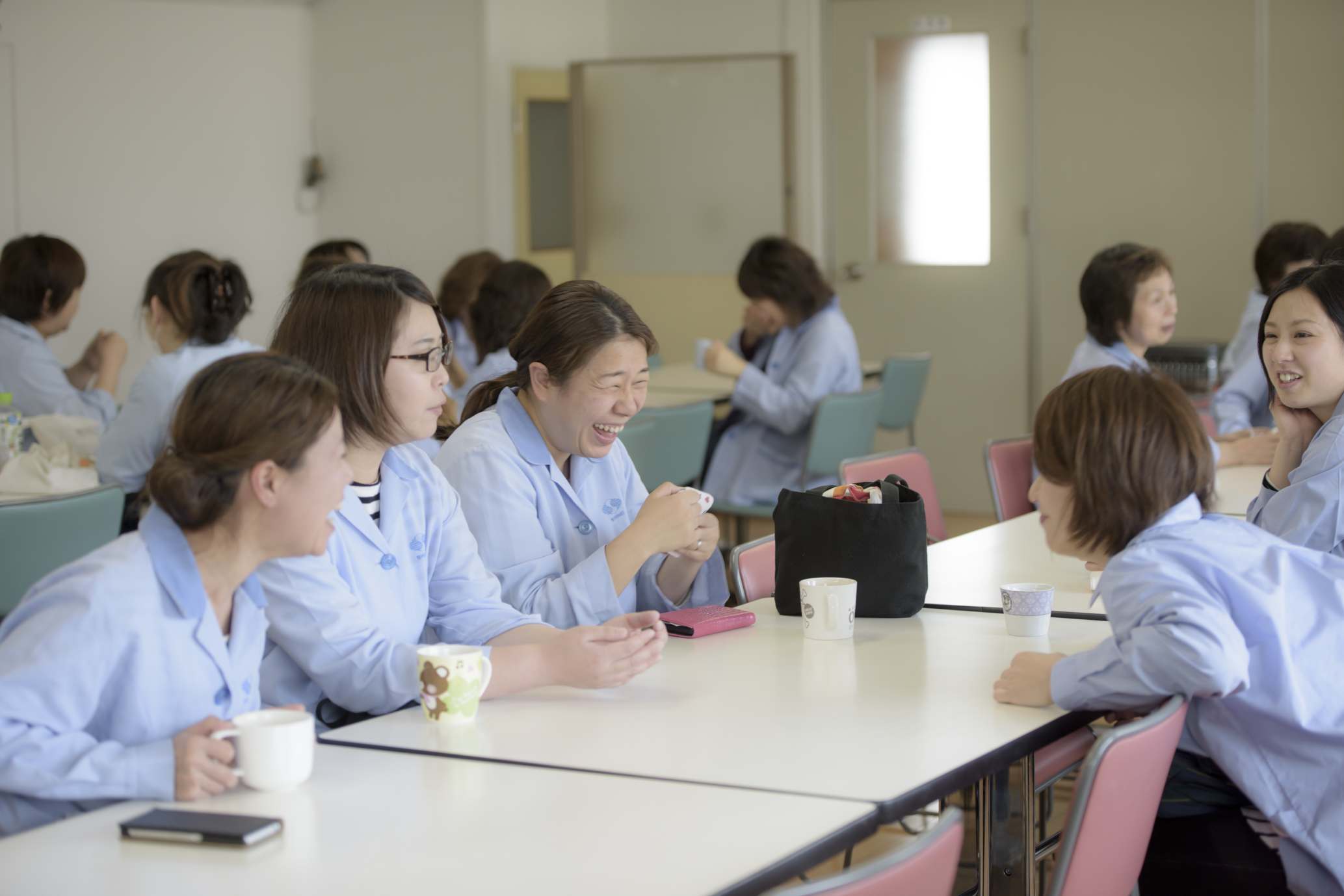 休み時間に社員同士が仲良く話す光景が見られます